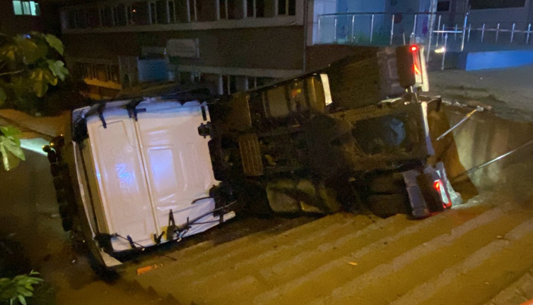 Benzin tankeri kaza yaptı karayolu kapatıldı evler boşaltıldı. Uzun araç kuyrukları oluştu