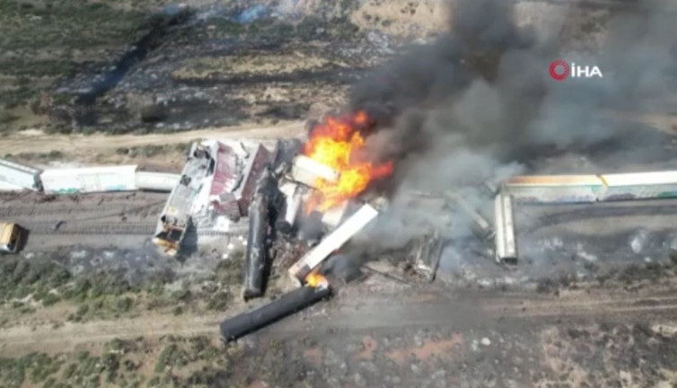 Raydan çıkan yük treni alev alev yandı