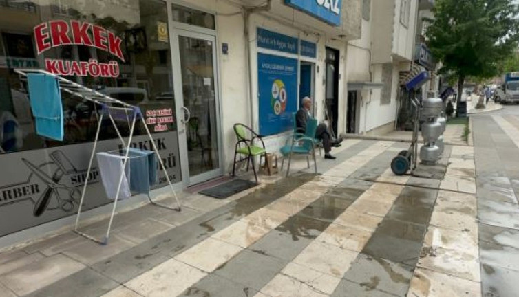 Kavgayı ayırırken yüzünden bıçaklandı