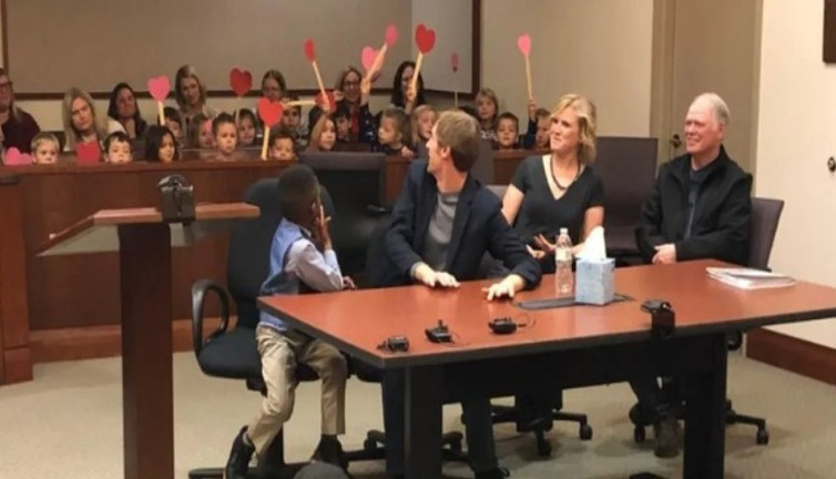 Sınıf arkadaşları, küçük çocuğu evlat edinirken de yalnız bırakmadı