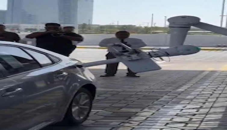 Abu Dabi'de yapay zeka destekli robotlar akaryakıt dolumu yapıyor