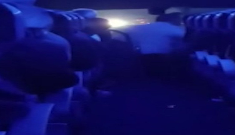 Seyir halindeki otobüste şoförlerin tehlikeli koltuk değişimi kamerada