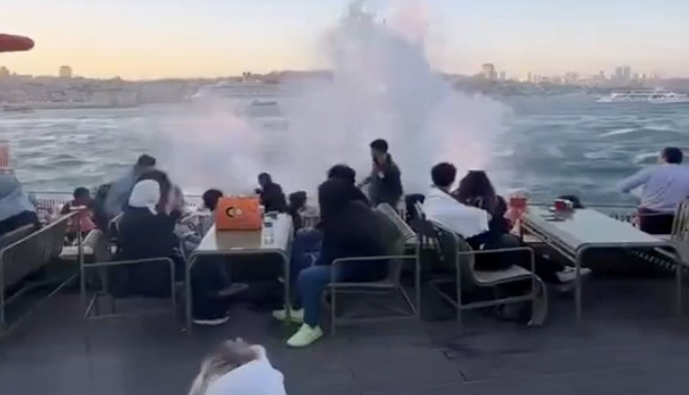 Kahve keyfi yaparken dalgalar yüzünden sırılsıklam oldular