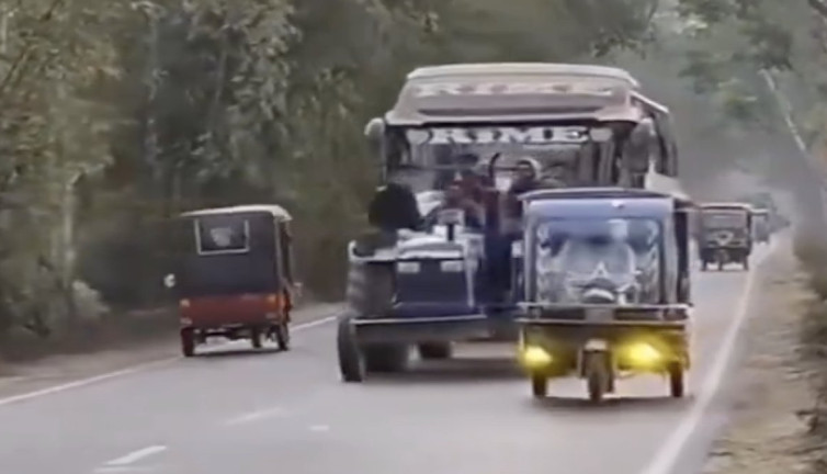 Kimsenin trafik kurallarına uymadığı yol tartışma konusu oldu