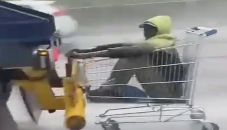 Görüntüler Türkiye'den değil! Sepetle tankerin arkasında yolculuk yaptı