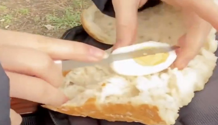 Tırnak törpüsü ile yiyecekleri doğrayan genç kadın tepki çekti