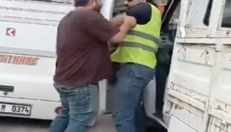 Adana'da dolmuş ve kamyonet sürücüleri arasında sopalı döner bıçaklı yol kavgası