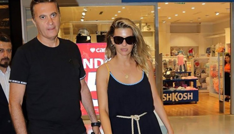 Fikret Orman sevgilisi Tuğba Coşkun'la gittiği İskoçya'da ilk aşkıyla karşılaştı. Göz göze fotoğraf çektirdi