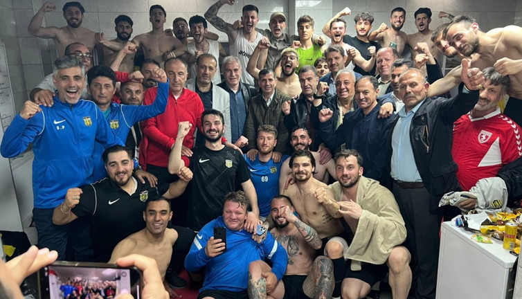 Bayburtspor küme düşmemeyi kutladı
