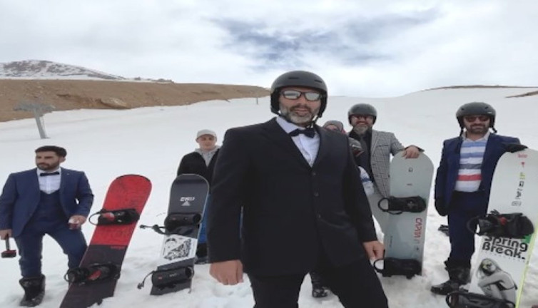 Takım elbise, kravat ve papyonla snowboard yaptılar