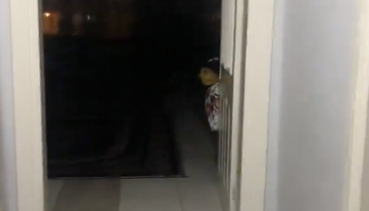 Kapıda gördüğü korkutucu silüetin sırrı ortaya çıktı