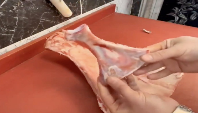 Kasap insanların büyü yapmasını engellemek için kürek kemiklerini kırarak çöpe atıyor