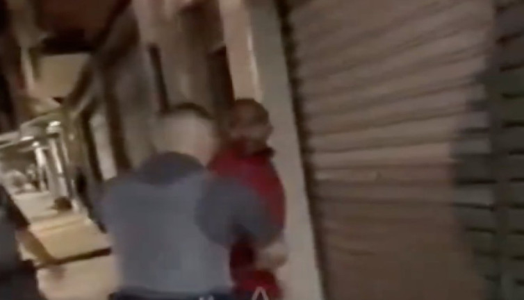 Polisin uyarmasına rağmen karşılık veren adam tek yumrukla yere serildi