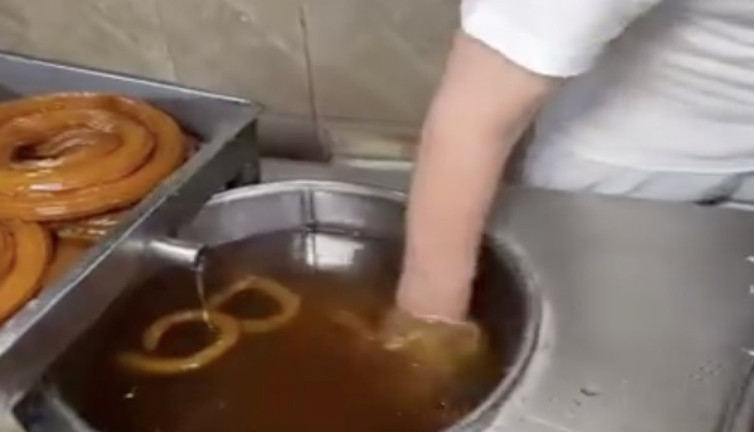 Tatlıcı ustanın videosu akıllara Hindistan sokak lezzetlerini getirdi