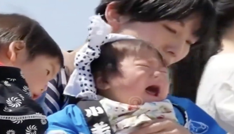 Japonya'da yapılan 'bebek ağlatma yarışması' görenleri şaşırttı