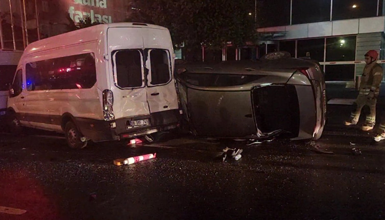 Sarıyer'de doğalgaz kutusuna çarpan araç takla attı: 2 yaralı