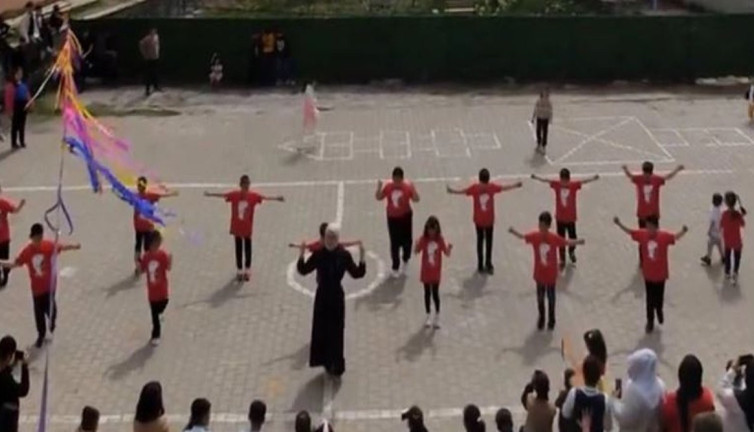 23 Nisan'da öğrencilerine Atatürk tişörütü giydiren öğretmen açığa alındı. Rasim Ozan Kütahyalı hedef almıştı