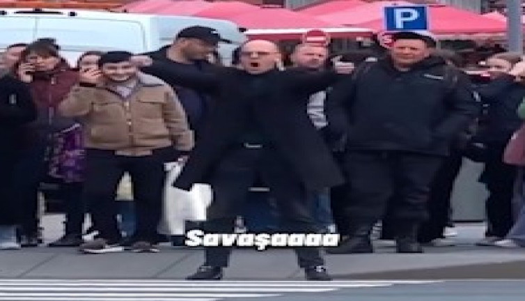 Kırmızı ışıkta bekleyen yayalara savaş konuşması yapıp taarruza geçirdi