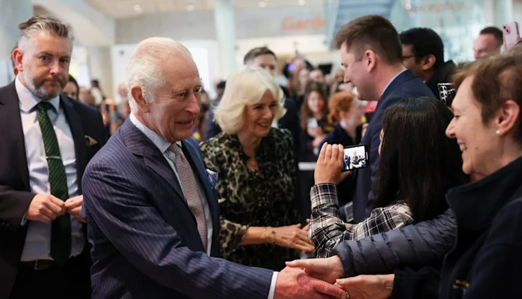 İngiltere Kralı ilk ziyaretini gerçekleştirdi