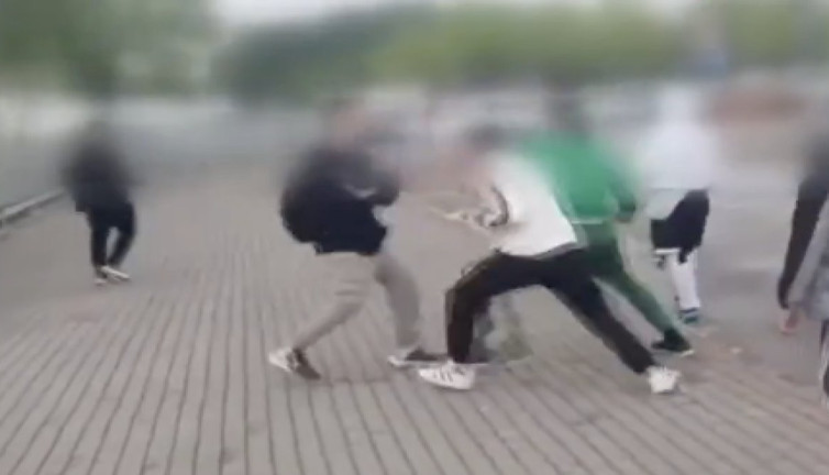 Kocaeli'de gençler yoldan geçenlere durup dururken saldırdı