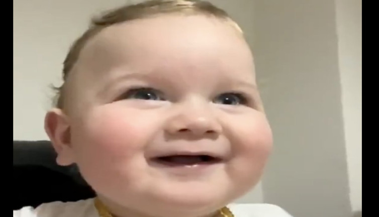İmamoğlu kazanmış dediklerinde gülen bebeğin görenleri güldürdü