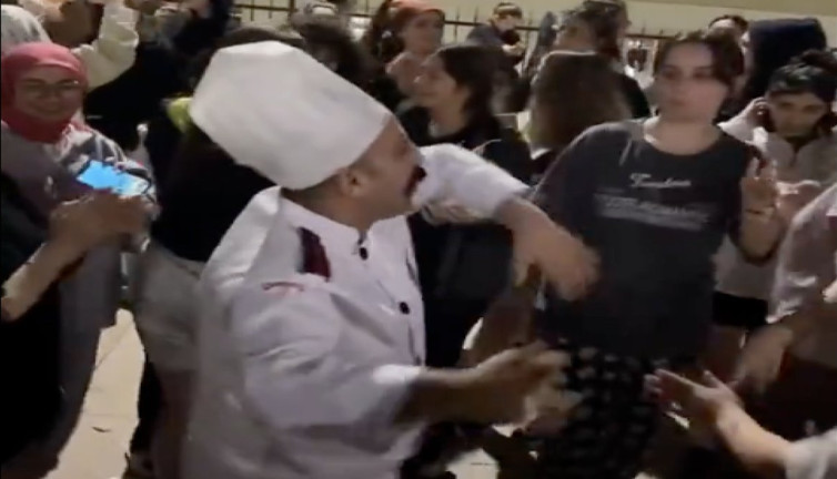 KYK yemeklerinden memnun öğrencilerin aşçıyla göbek attığı anlar