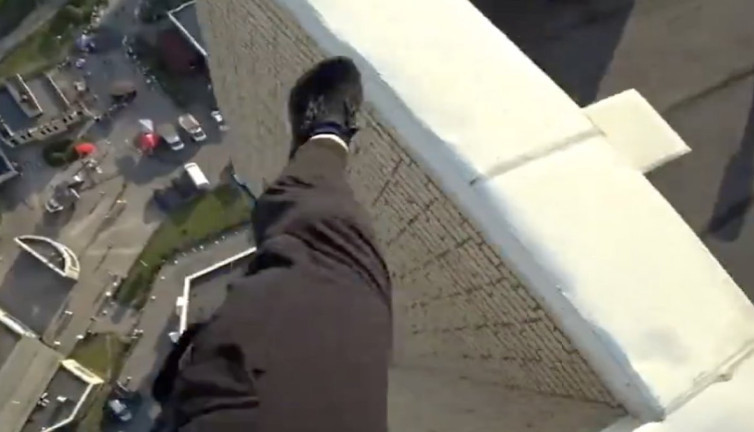 Çatıdan çatıya zıplarken ölümden dönen genç