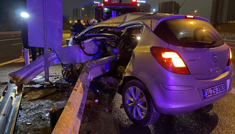 TEM Otoyolu’nda otomobil bariyerlere ok gibi saplandı: 1 ölü, 1 ağır yaralı