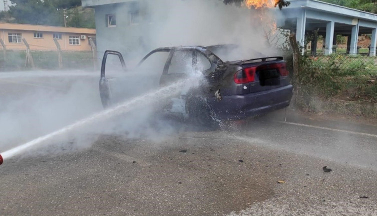 İskenderun'da cayır cayır yanan araç hurdaya döndü