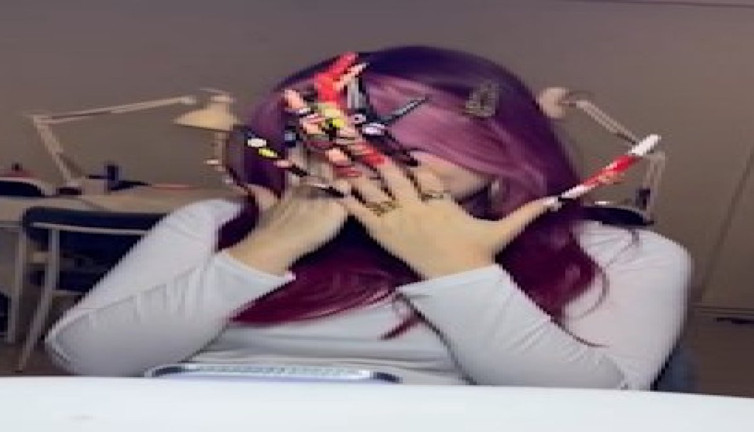 Sosyal medya fenomeni 14 santimetrelik tırnak yaptırdı