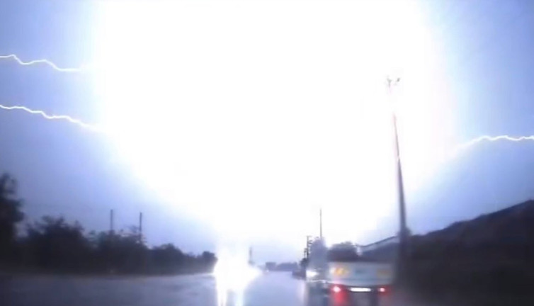 Yıldırım düşme anı araç kamerasında