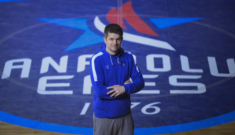 Efes 2 yıl Mijatovic'e emanet