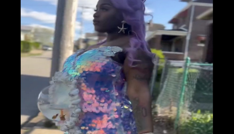 Karnında akvaryumlu elbisesiyle bir garip baby shower