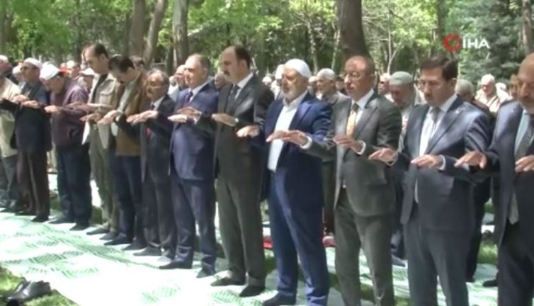 Konya'da eller yağmur için semaya kalktı