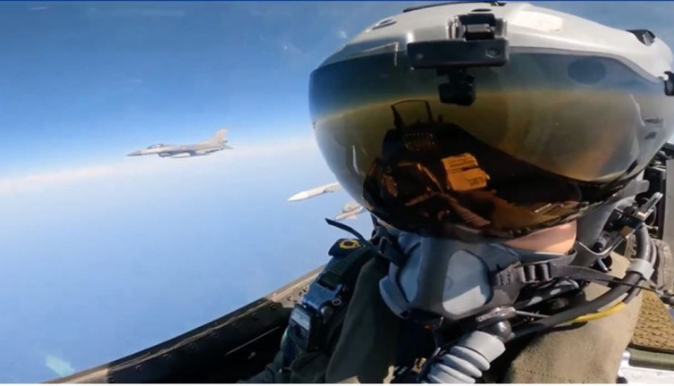 Türk savaş uçakları Kıbrıs adasının güneyinde uçtu