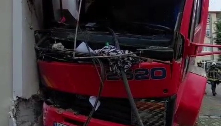 Kocaeli'de kamyon ortalığı savaş alanına çevirdi