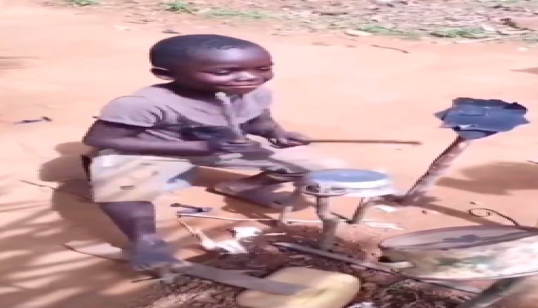 Küçük müzisyenin ilgi çeken bateri gösterisi