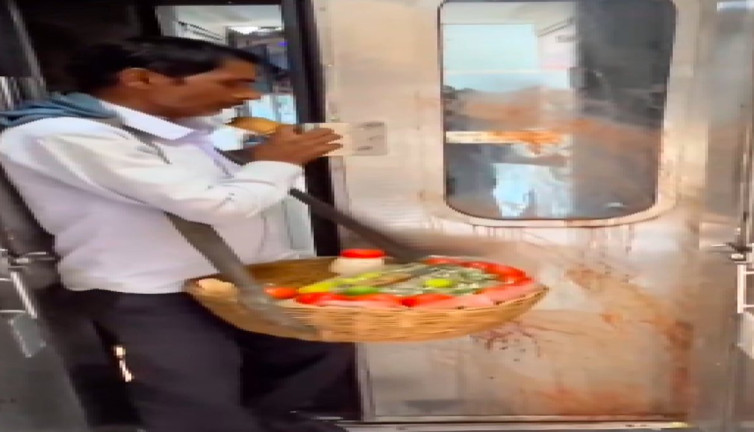 Hindistan'daki tren kirliliğiyle gündem oldu