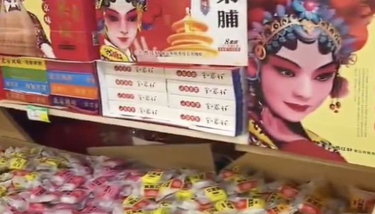 Çin'in atıştırmalıkları görenleri şaşırttı: Tavuk ayağı yılan dilimleri