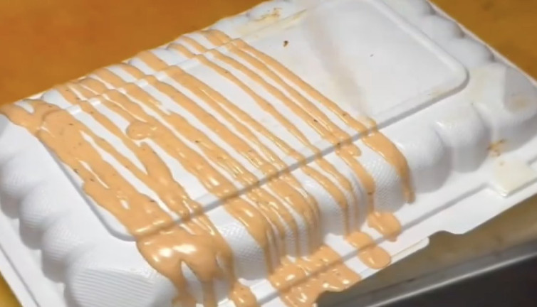 Son dönemin sokak lezzeti trendini tiye aldı: Sos dökme tutkusu