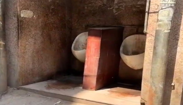 Hindistan'ın kapısız tuvaletleri görenleri şaşırttı