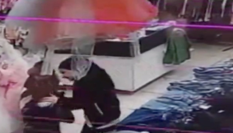 Bozuk para yutan çocuğu yoldan geçen vatandaş heimlich manevrasıyla kurtardı