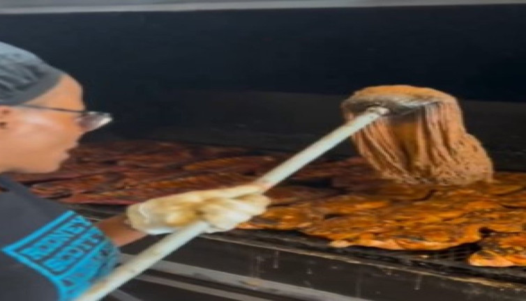 Izgara üzerindeki etleri paspasla yağladı