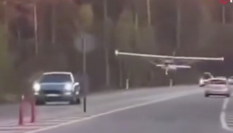 Letonya'da acil iniş yapan küçük uçak araç trafiğini durdurdu