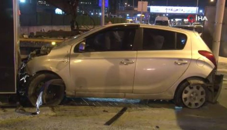 Kontrolden çıkan araç bariyere çarpıp refüje çıktı