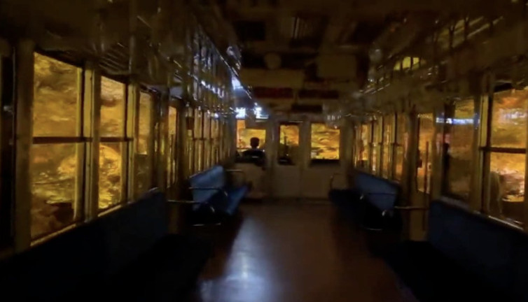 Japonya'da trenler sonbahar manzarası için yavaşlayıp yolculara özel gösteri sunuyor