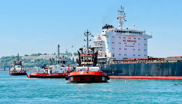 Karaya oturan yük gemisi kurtarıldı