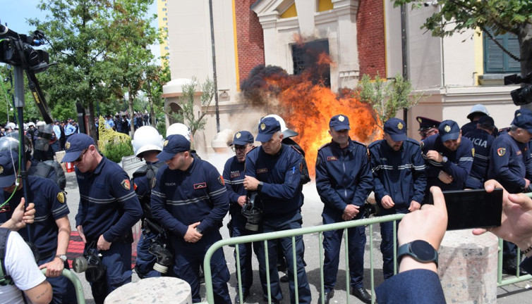 Arnavutluk'un başkenti karıştı. Muhalefet belediyeyi bastı