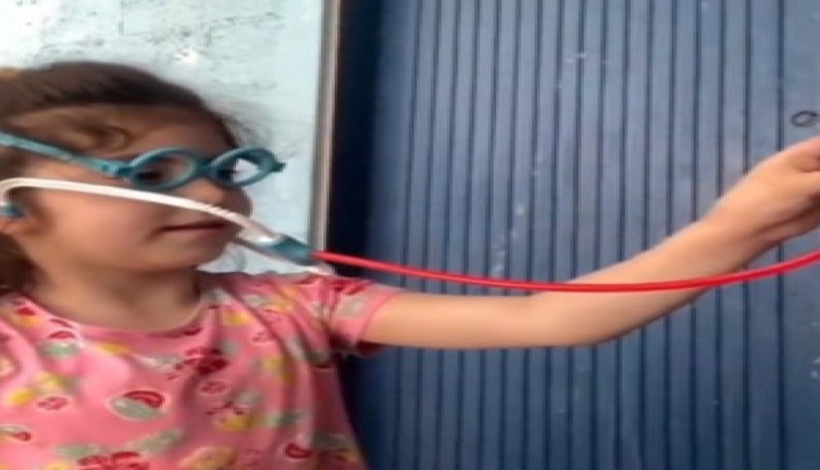 Doktorculuk oynayan küçük kız teşhisi koydu "Senin beynin yok"