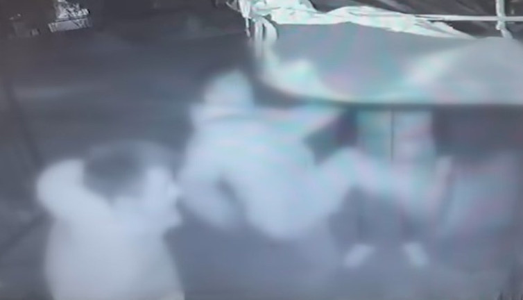 Kilitli boks makinesini dakikalarca tekmelediler